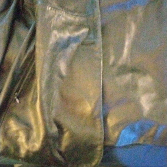 I am selling a Venezia Woman's 100% Leather Jacket 14/16 size - Picture 2 of 5